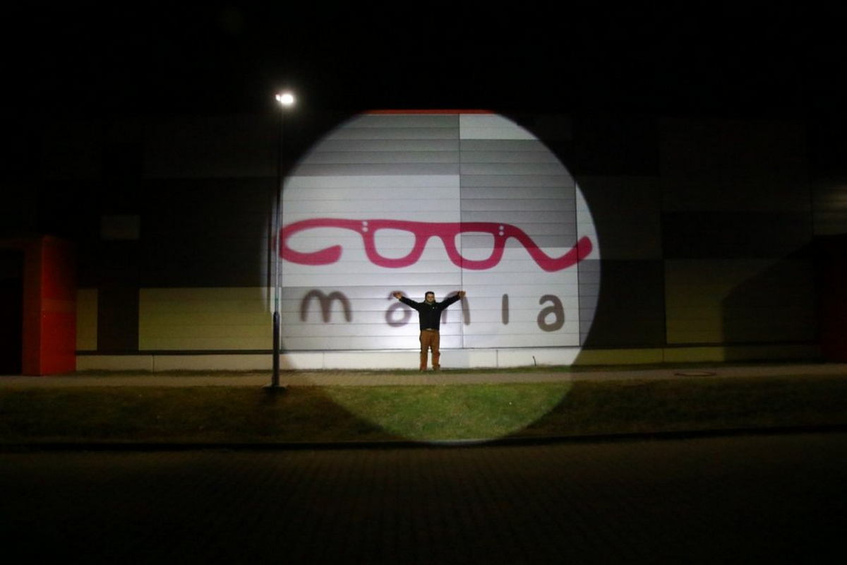 GOBO-projektorer - logoprojeksjon på veggen til en bygning